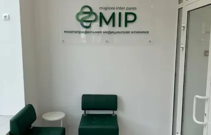 Холл клиники с фирменным логотипом